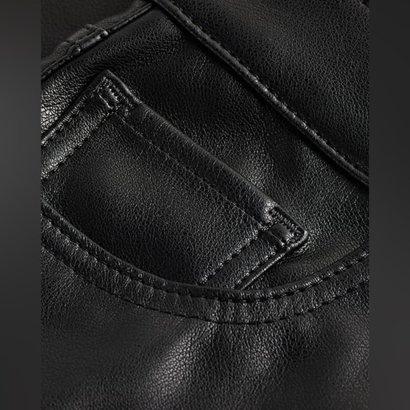 NWOT Express Super High Waisted Faux Leather 90s Bermuda Shorts Black Size 2 - Picture 4 of 14